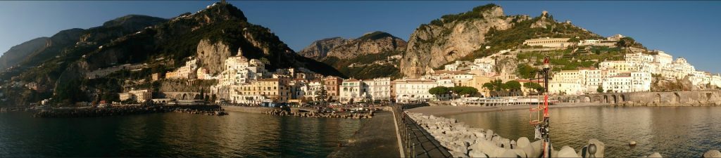 Vista della città di Amalfi dal molo